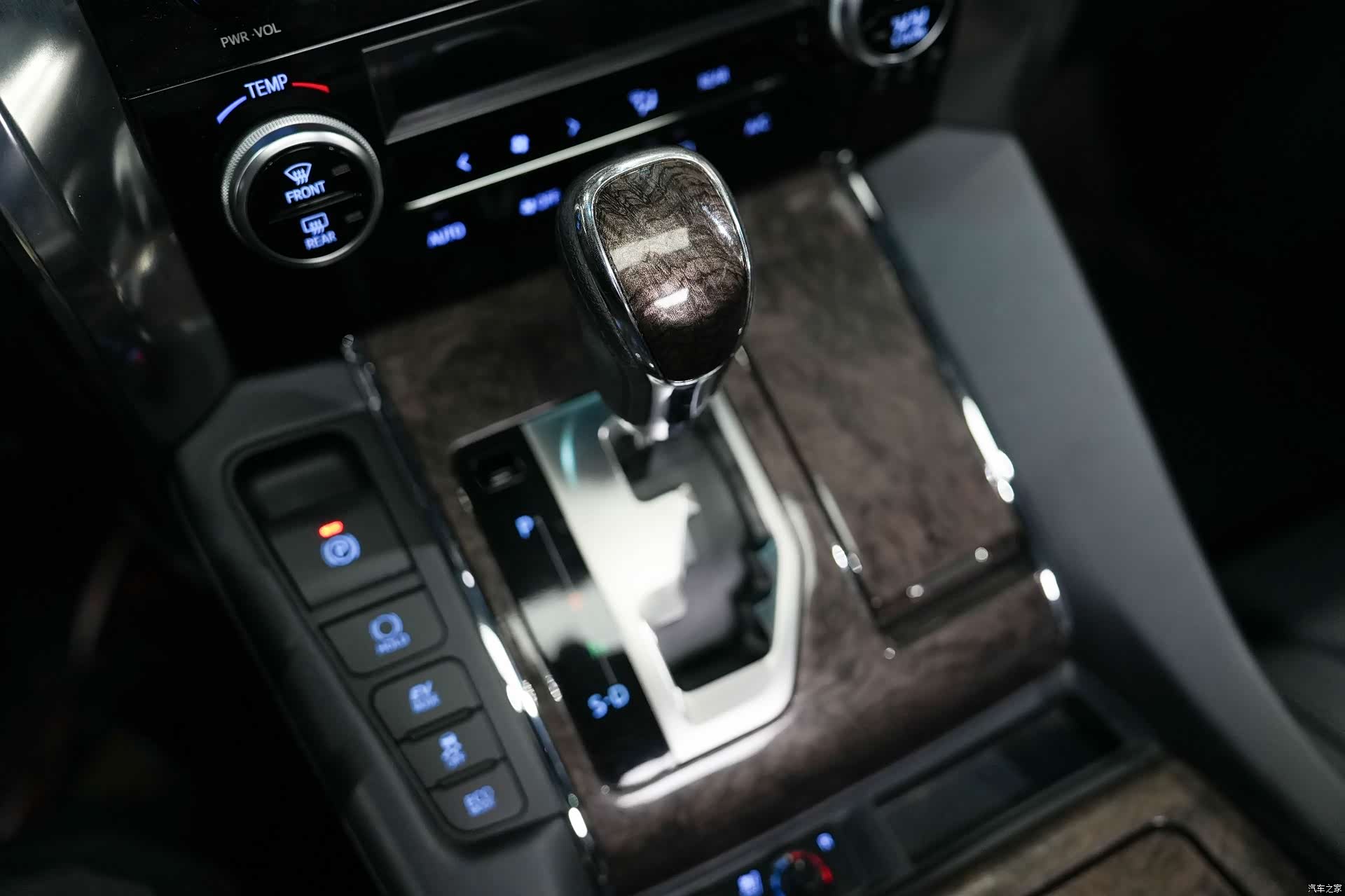 Toyota Alphard, 2022 26