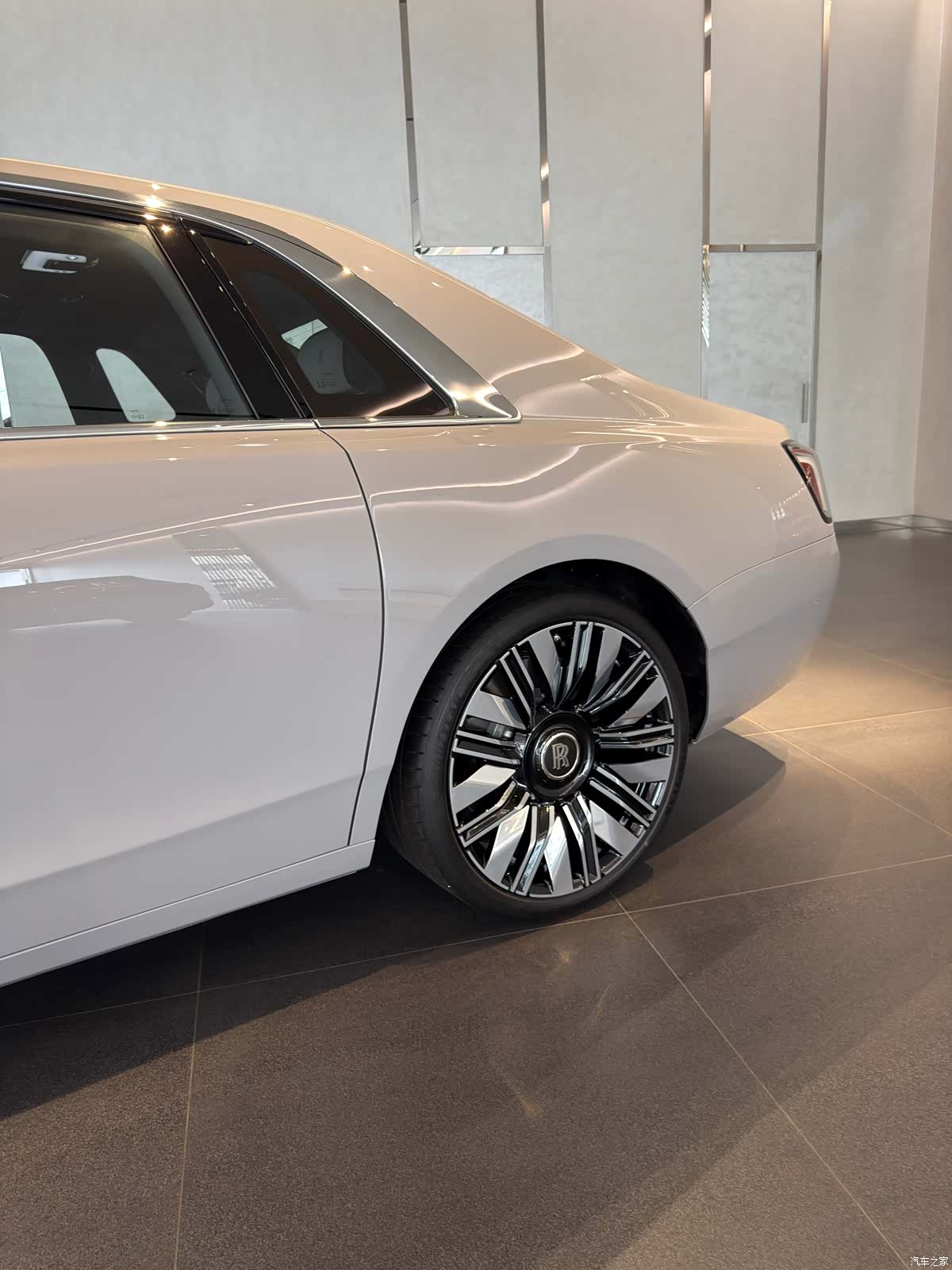Rolls-Royce Ghost, 2025 7