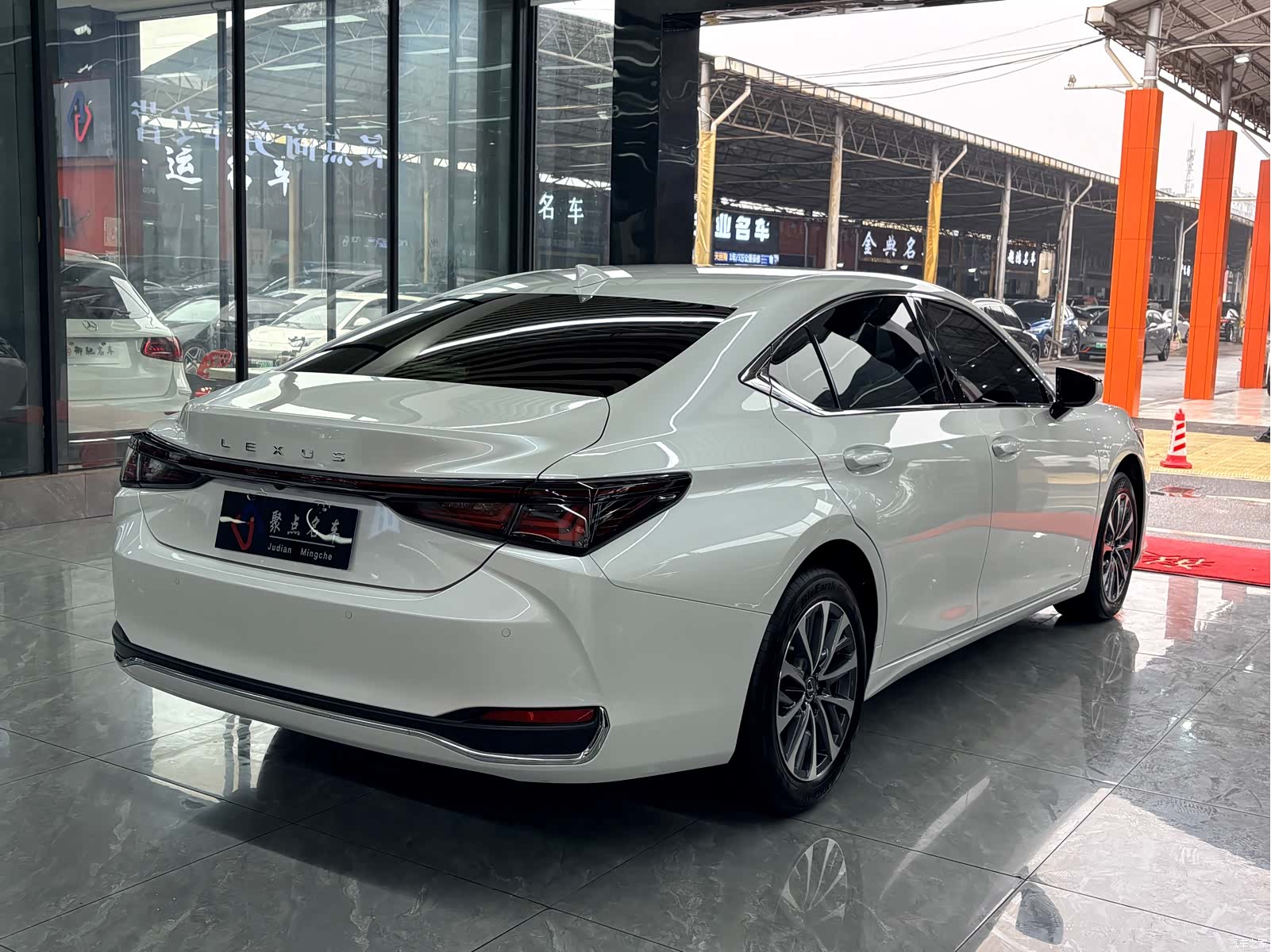 Lexus ES, 2025 4