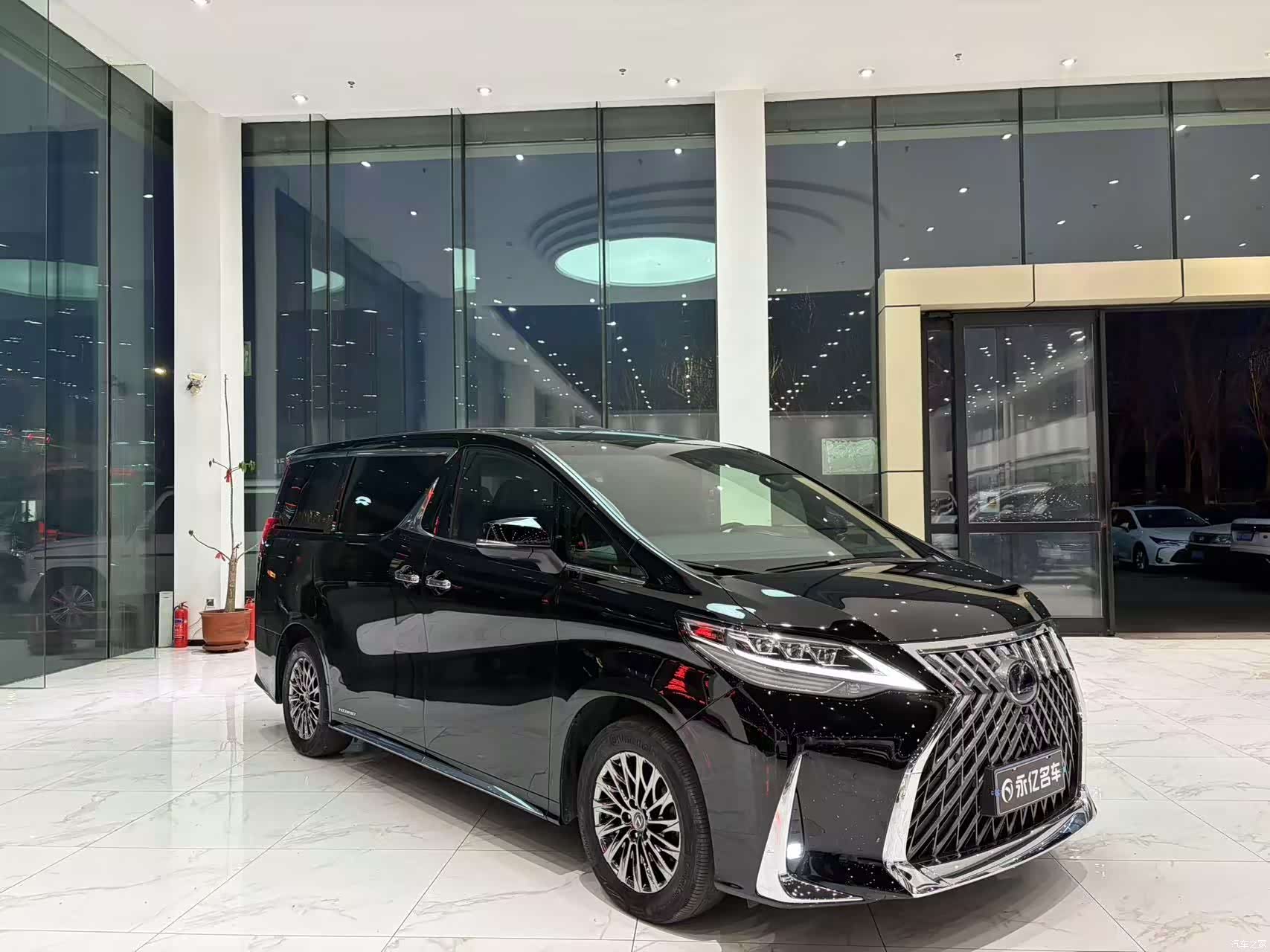 Lexus LM, 2021 4