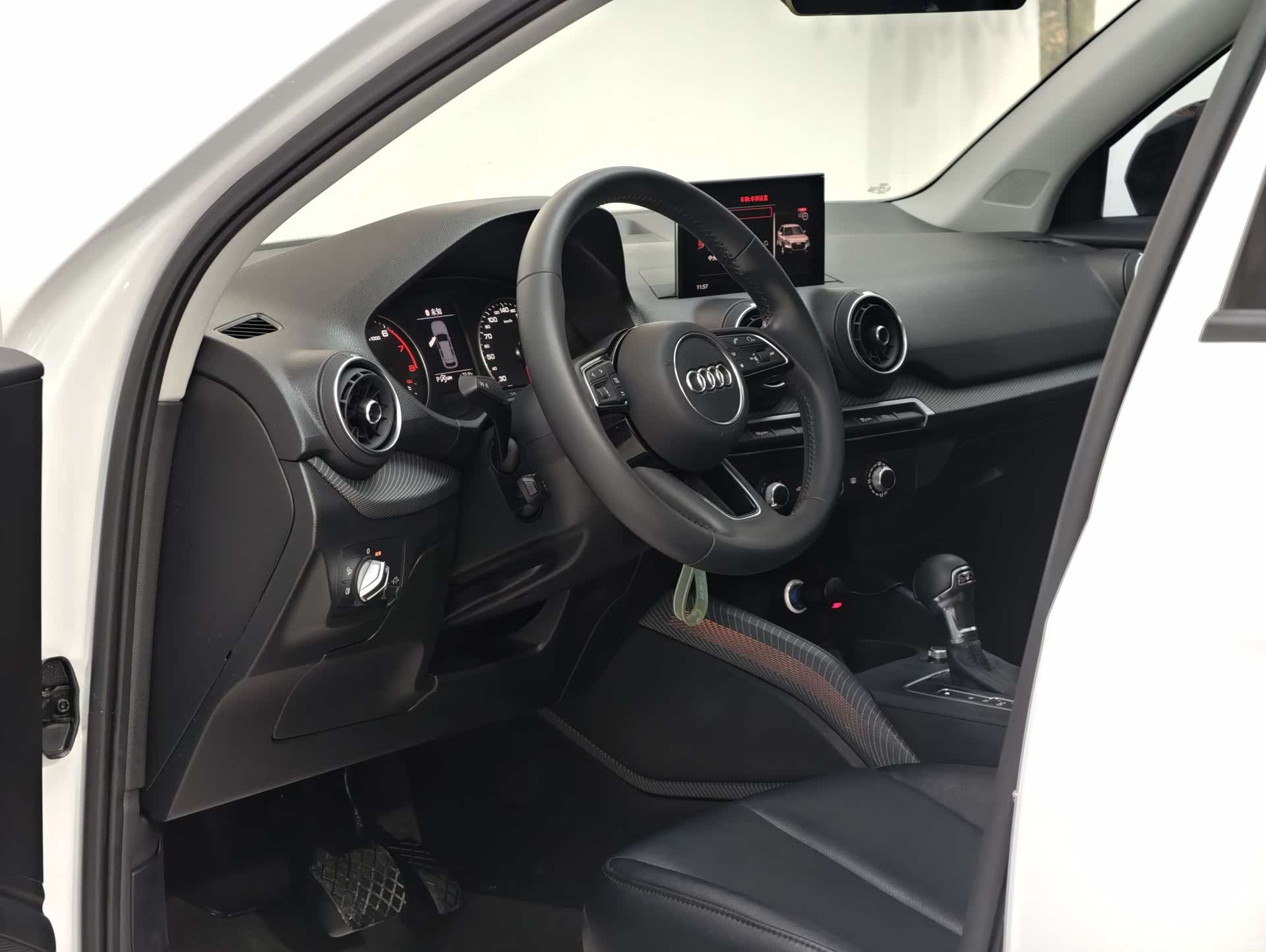 Audi Q2L, 2019 13