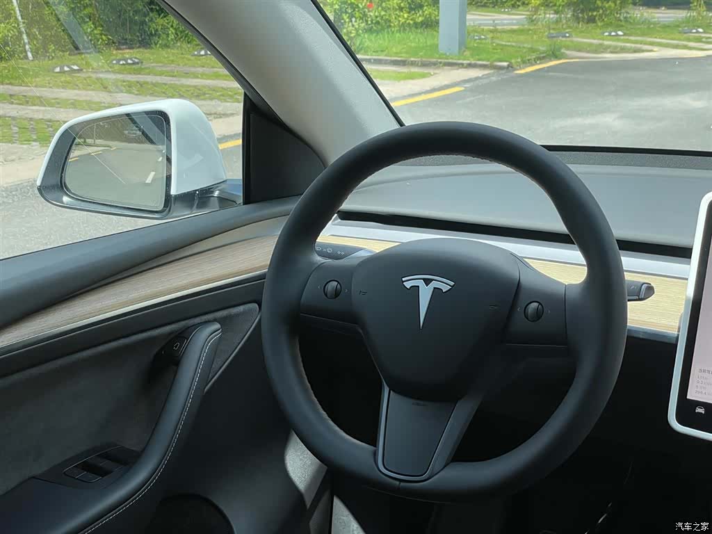Tesla Model Y, 2023 18
