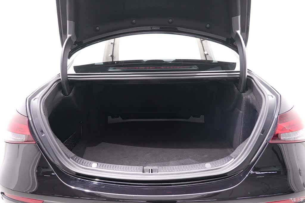 Mercedes-Benz E-Class, 2022 24