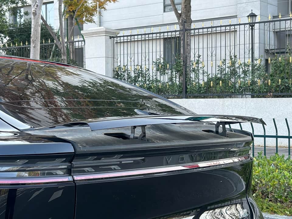 VOYAH Lantu chasing light