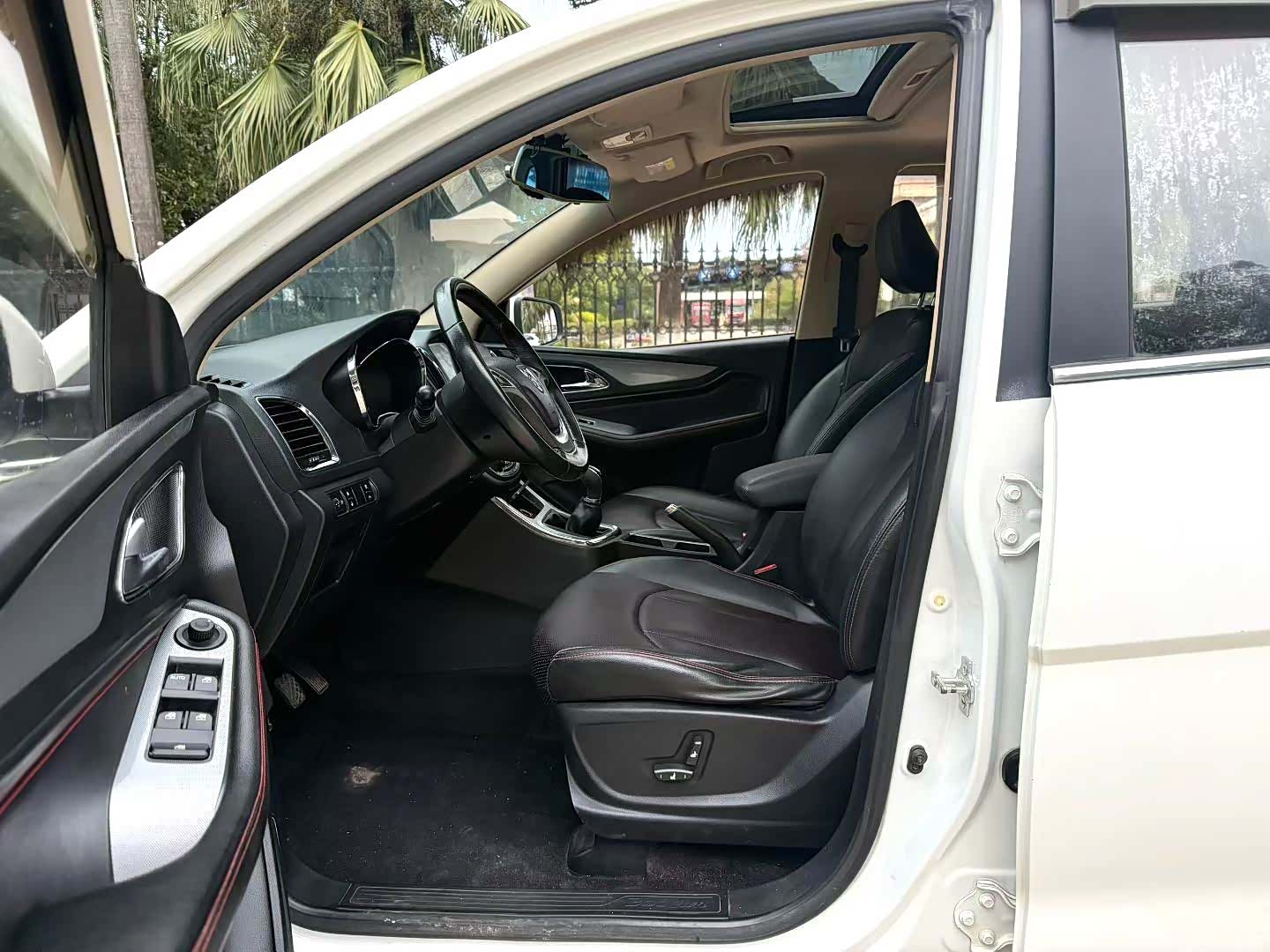 Wuling 560, 2016 4
