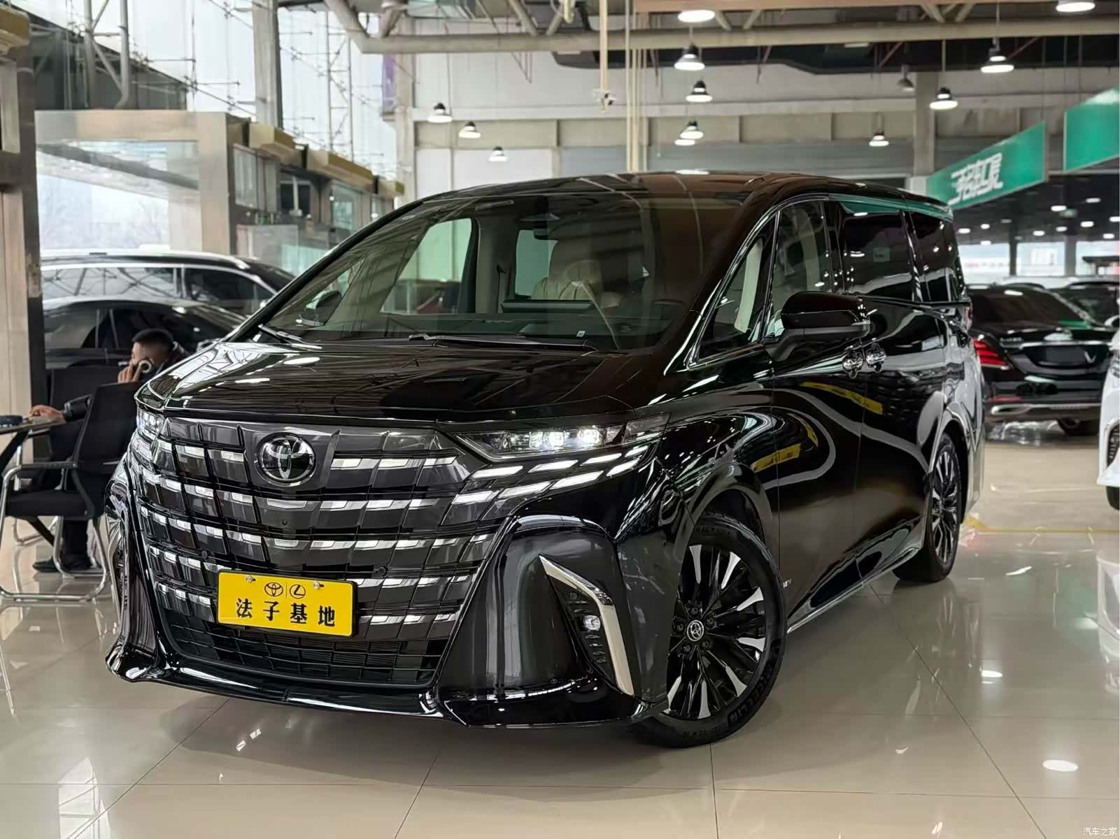 Toyota Alphard, 2024 1