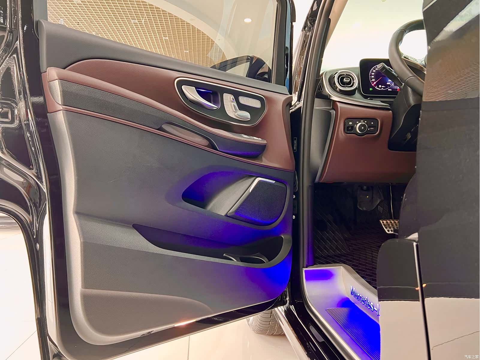 Mercedes-Benz V-Class, 2025 22