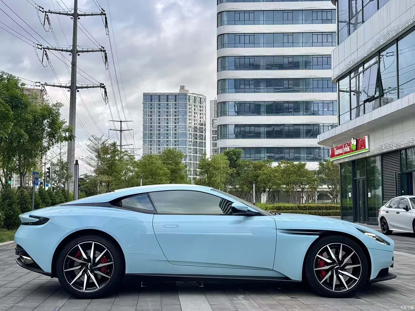 Aston Martin DB11, 2019 9