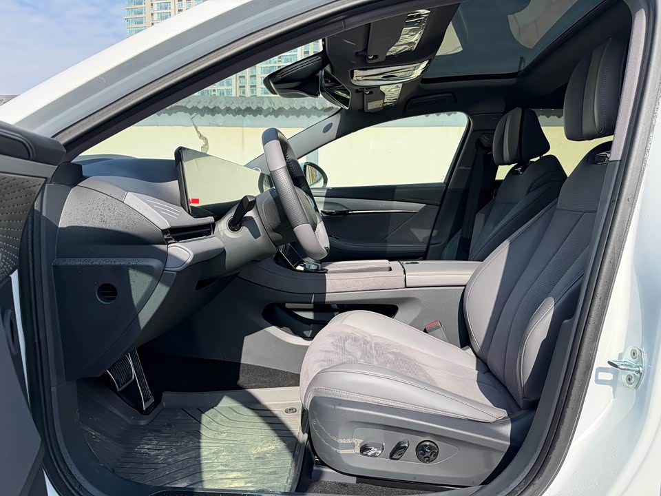 VOYAH Lantu chasing light