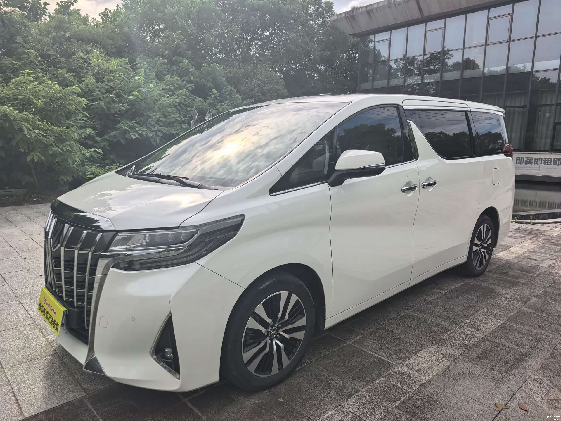 Toyota Alphard, 2018 1
