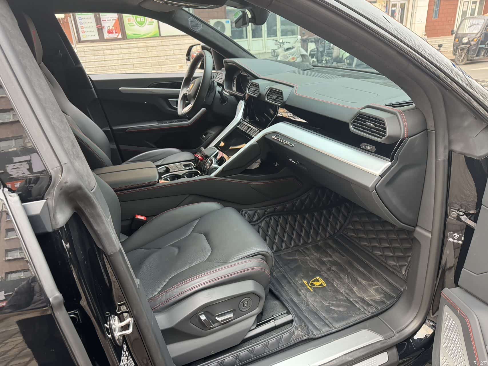 Lamborghini Urus, 2024 4