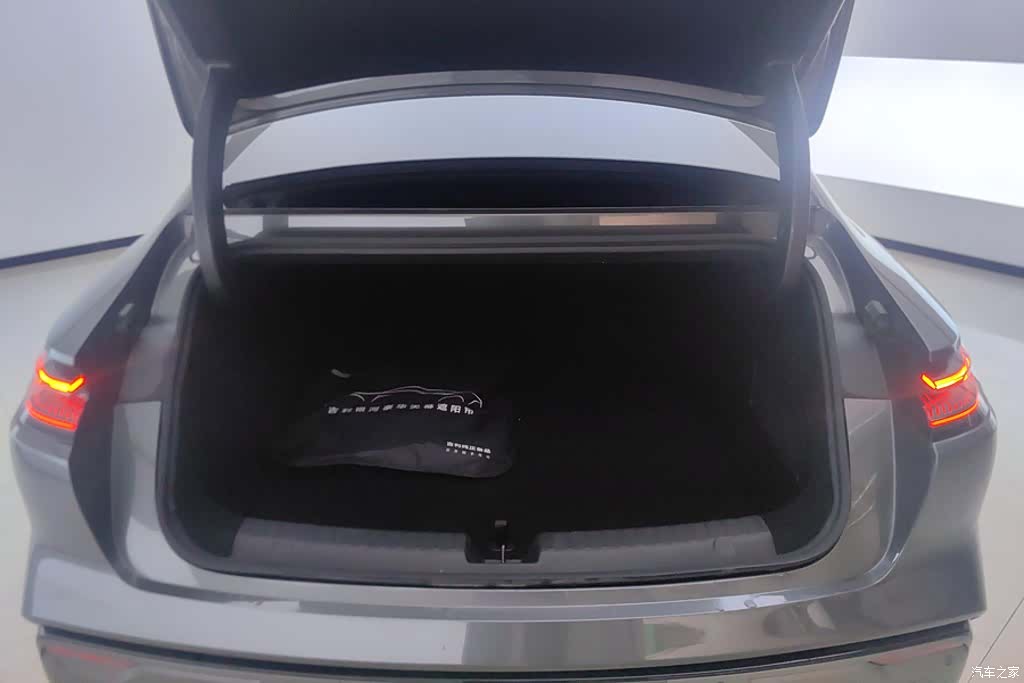 Geely 8, 2025 4