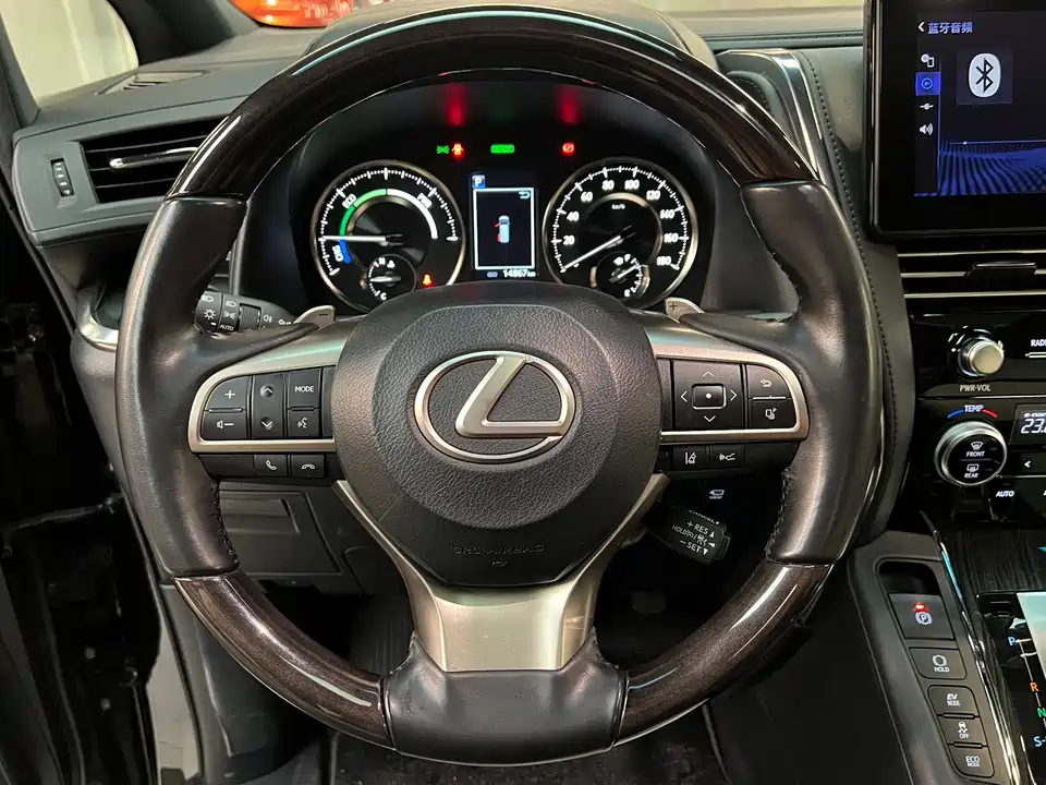 Lexus LM