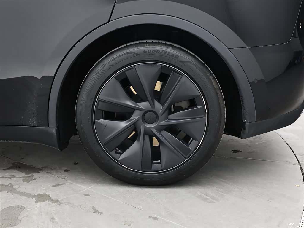 Tesla Model Y, 2023 13