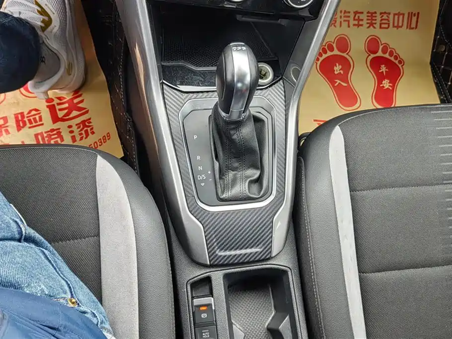 Volkswagen T-ROC exploring Songs