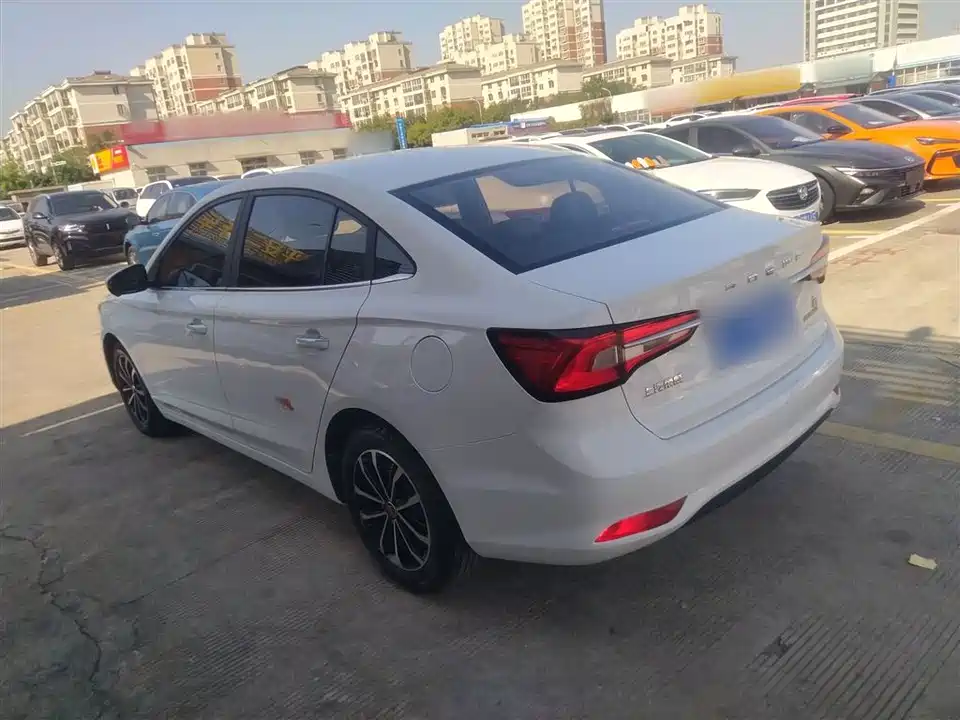 Roewe i5