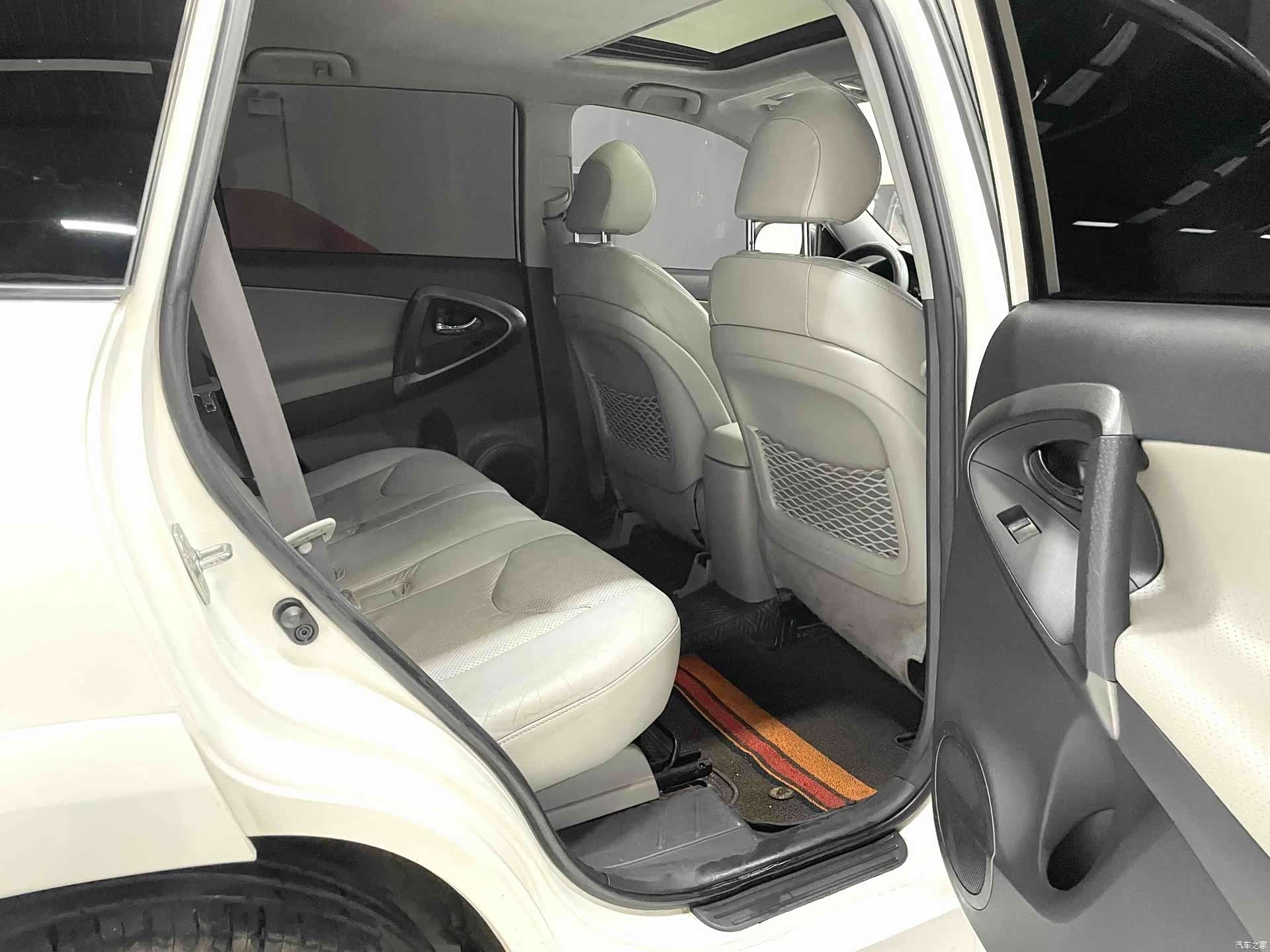Toyota RAV4, 2011 13