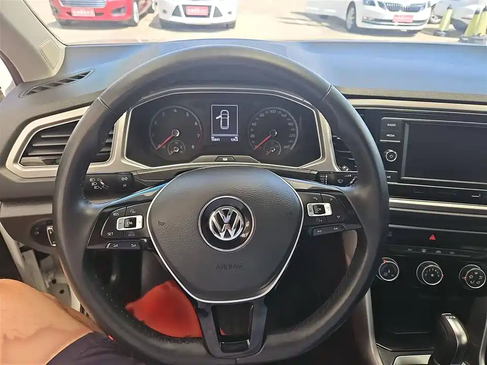 Volkswagen T-ROC exploring Songs