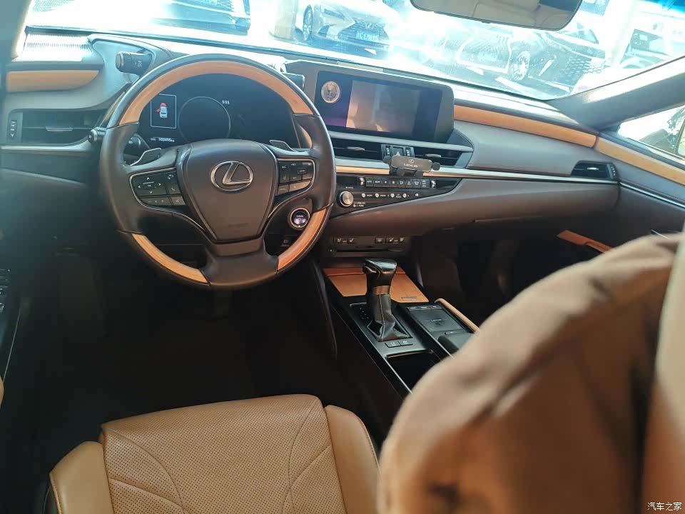 Lexus ES, 2020 3