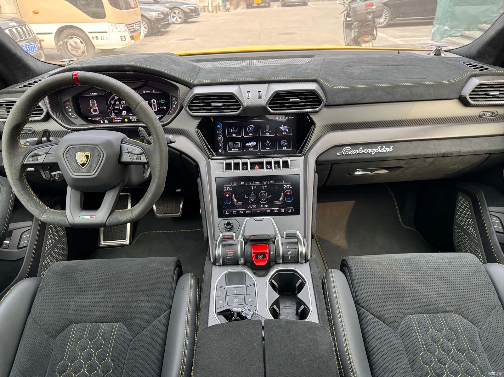 Lamborghini Urus, 2023 13