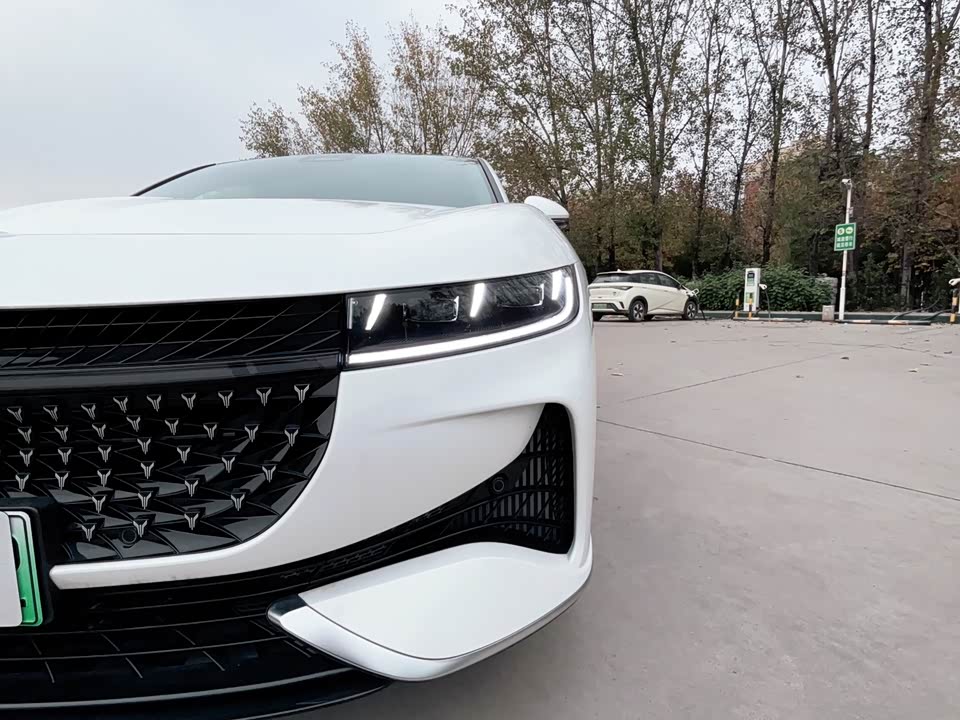 VOYAH Lantu chasing light