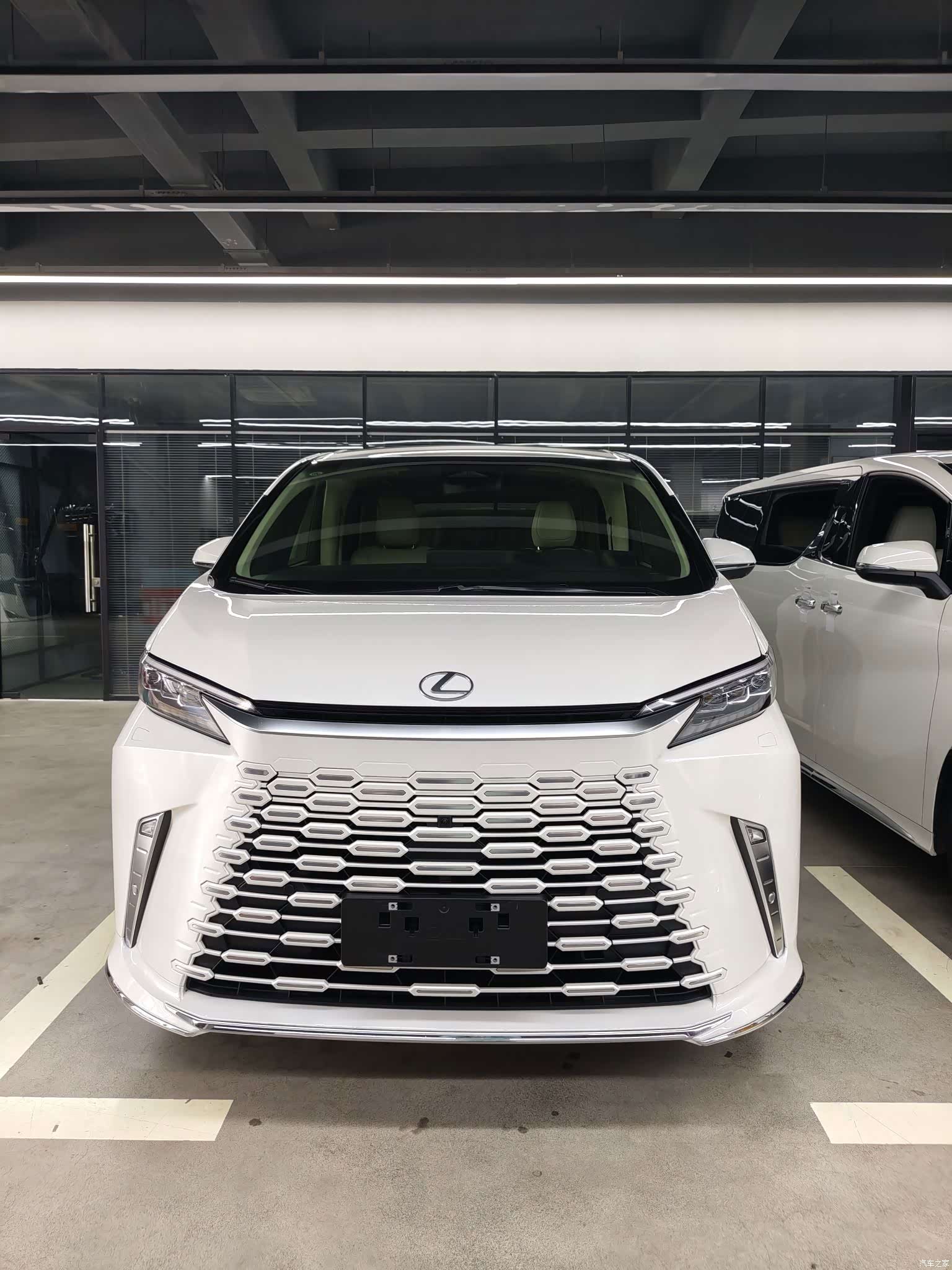 Lexus LM, 2024 8