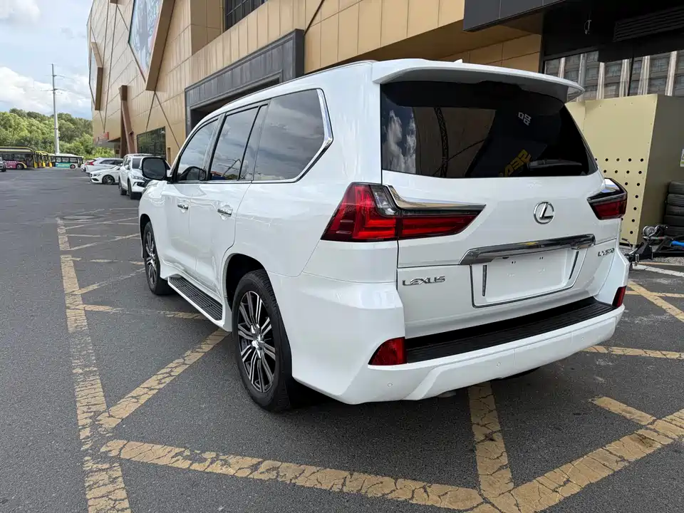 Lexus LX