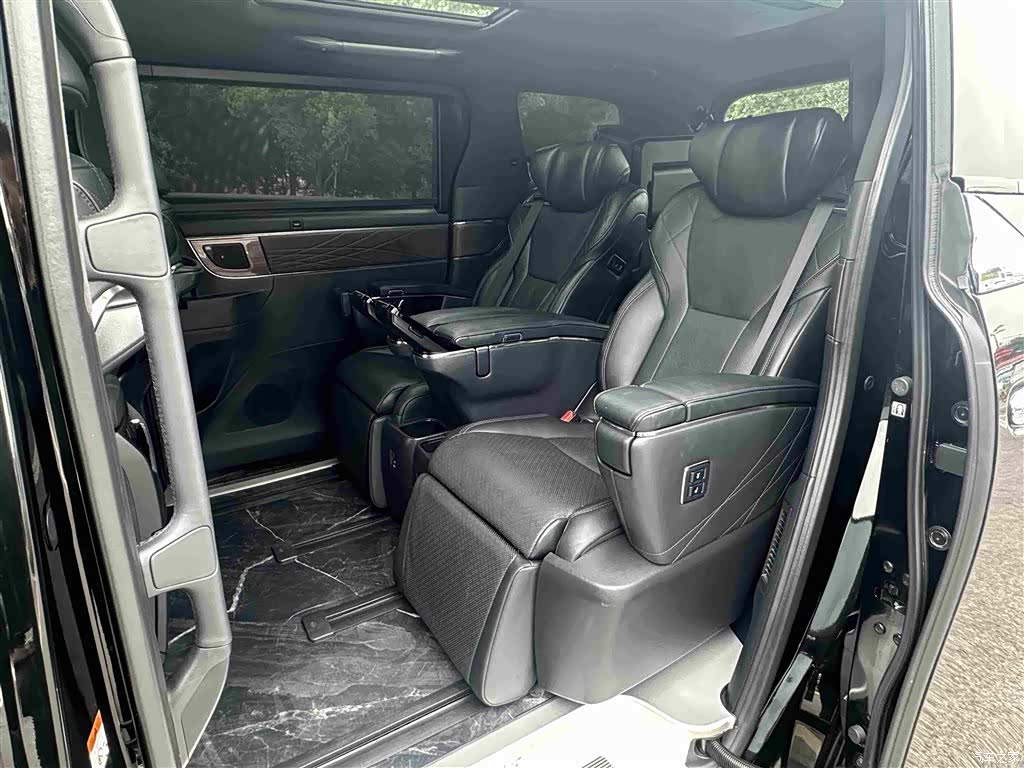 Toyota Vellfire, 2024 3