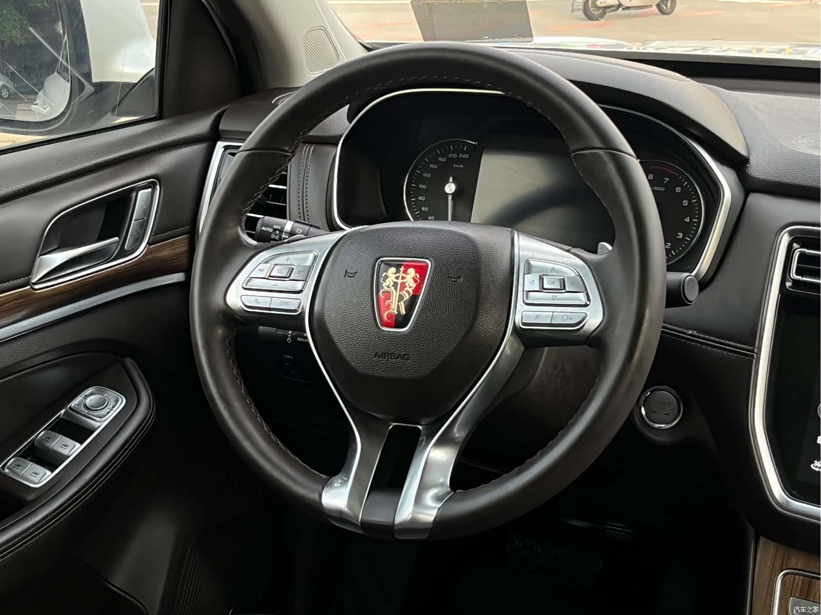 Roewe RX8, 2020 13