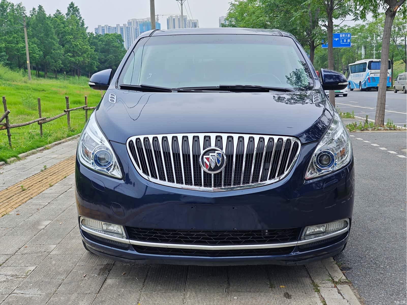 Buick GL8, 2011 2