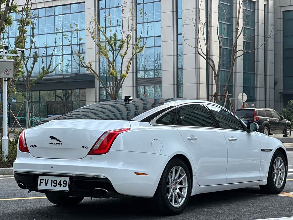 Jaguar XJ