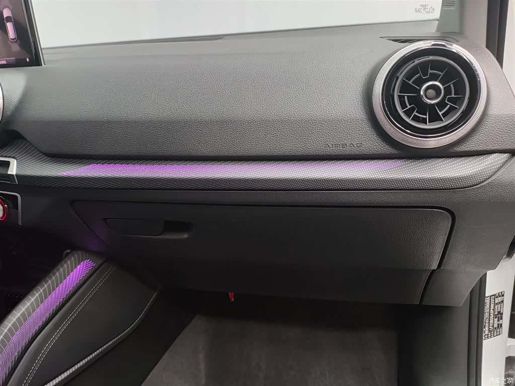 Audi Q2L, 2024 16