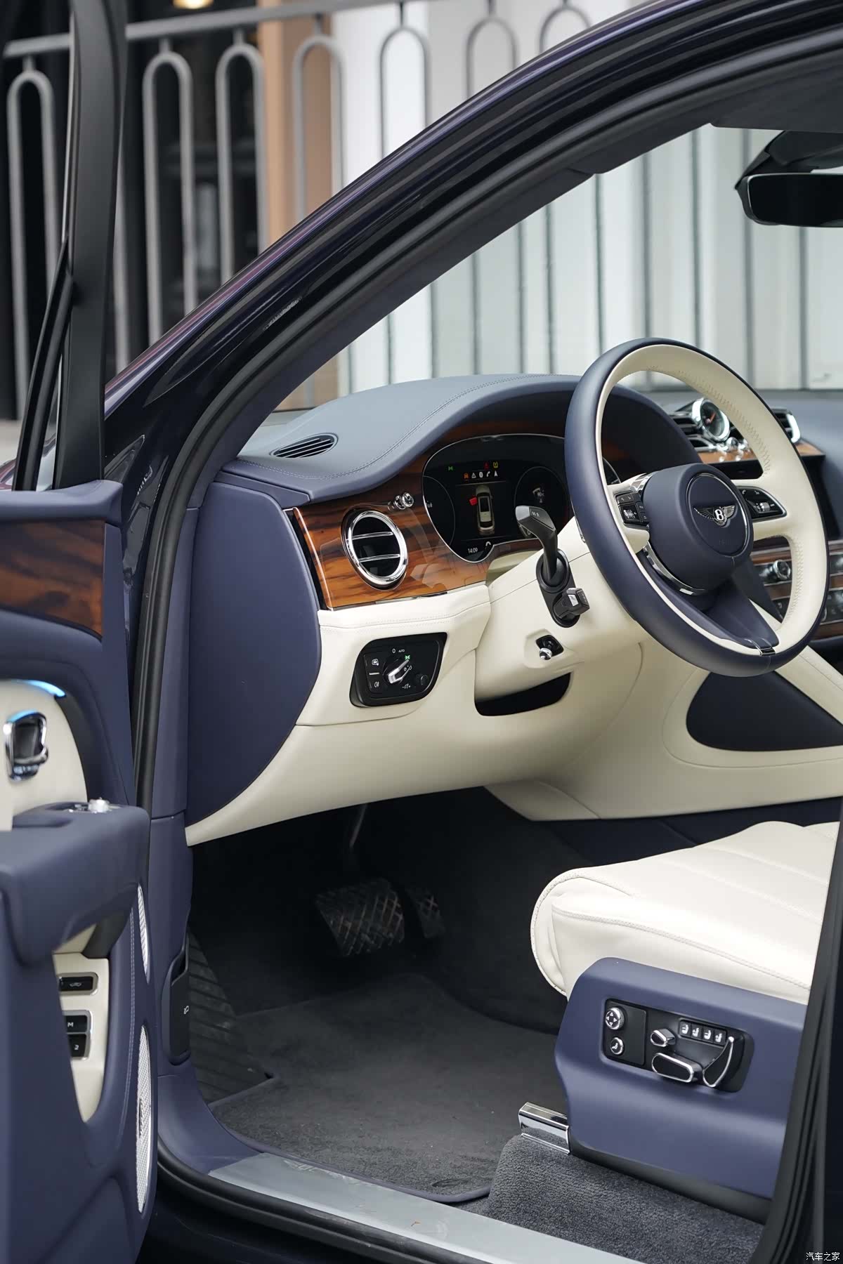 Bentley Bentayga, 2024 8