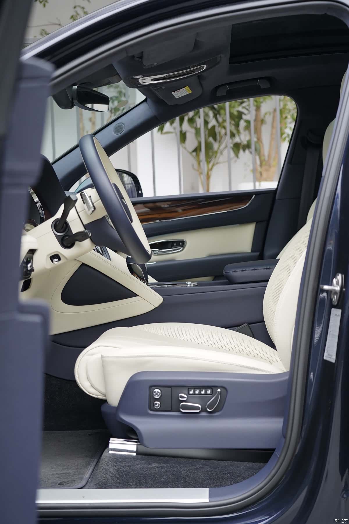 Bentley Bentayga, 2024 9