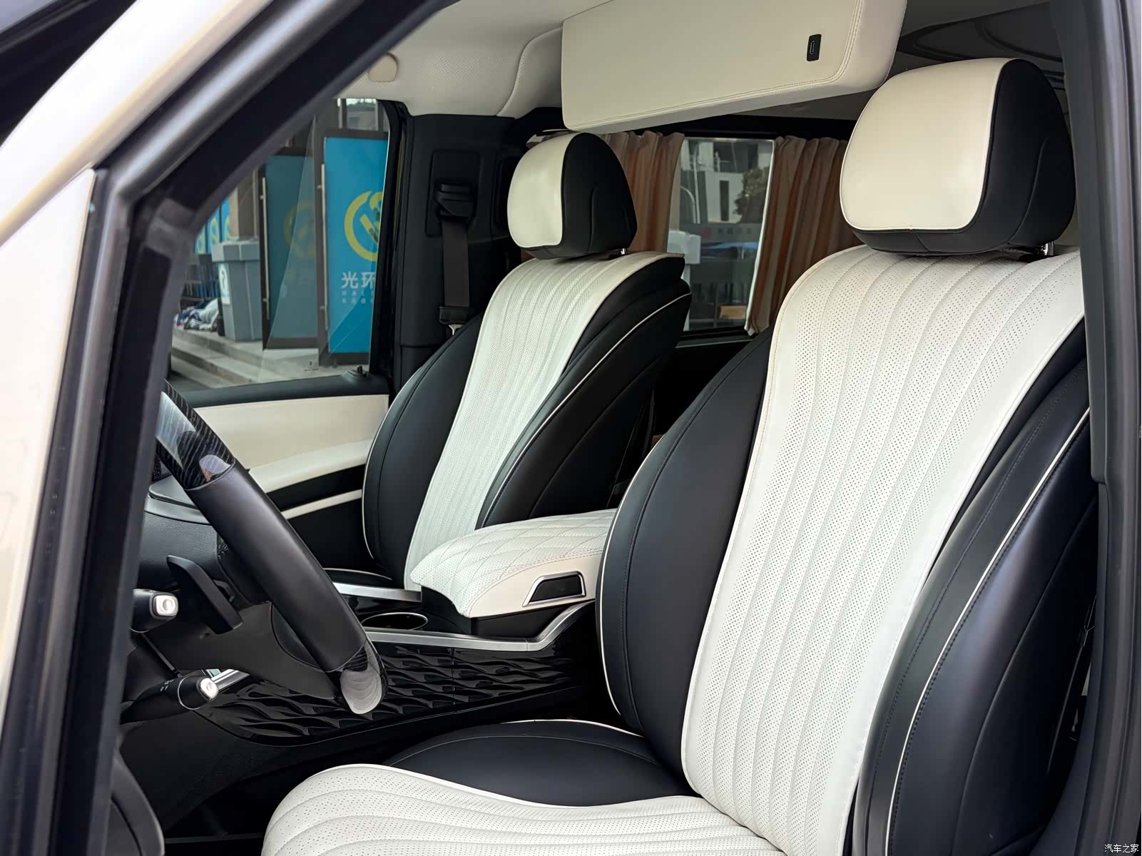 Mercedes-Benz 7, 2023 11