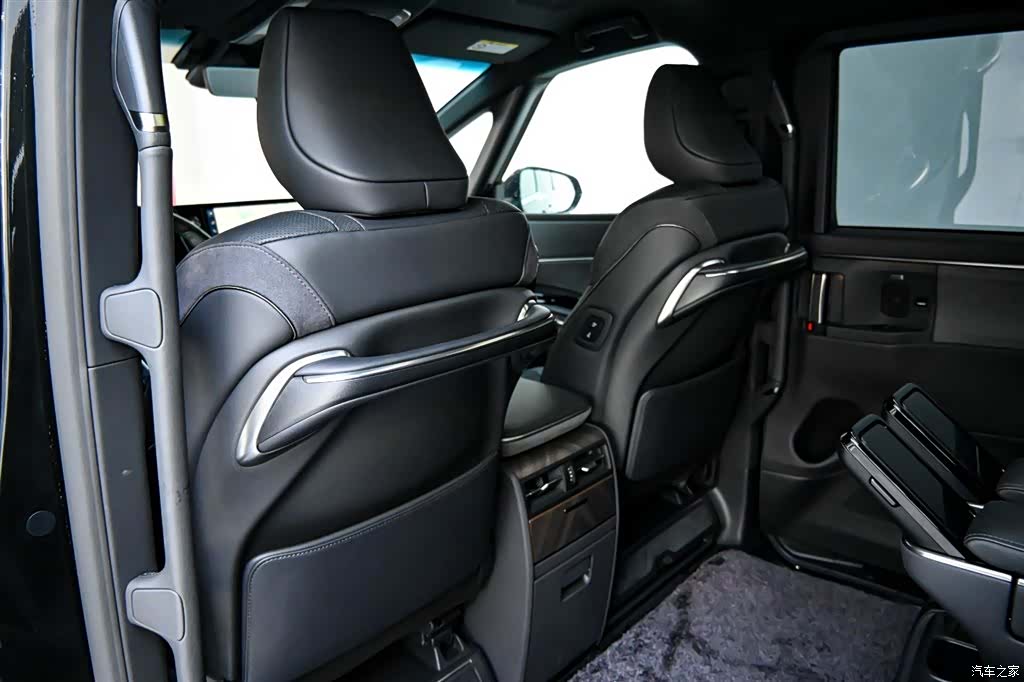 Lexus LM, 2024 11