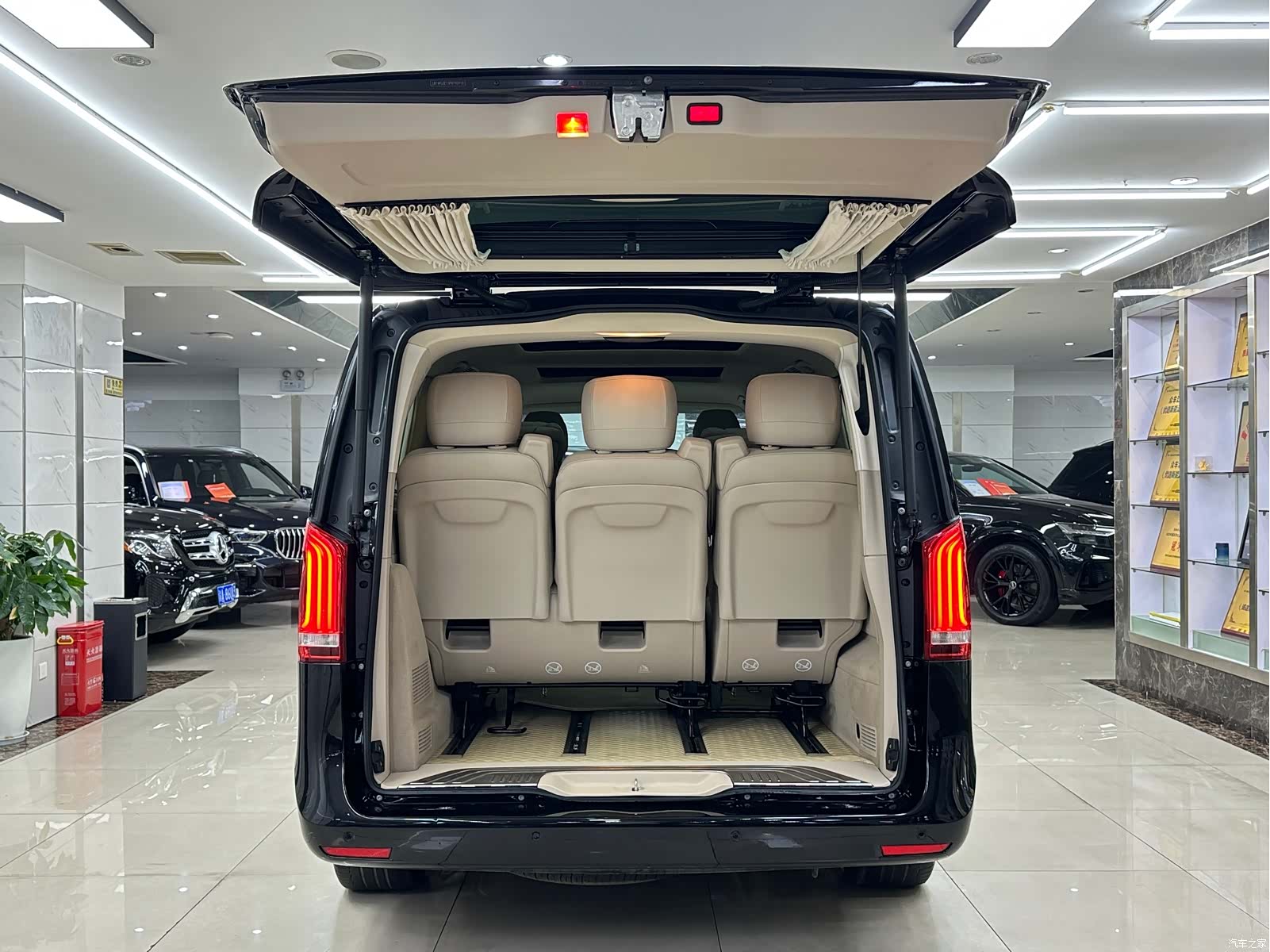 Mercedes-Benz V-Class, 2023 7