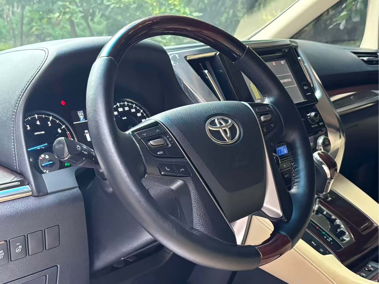 Toyota Alphard, 2015 7