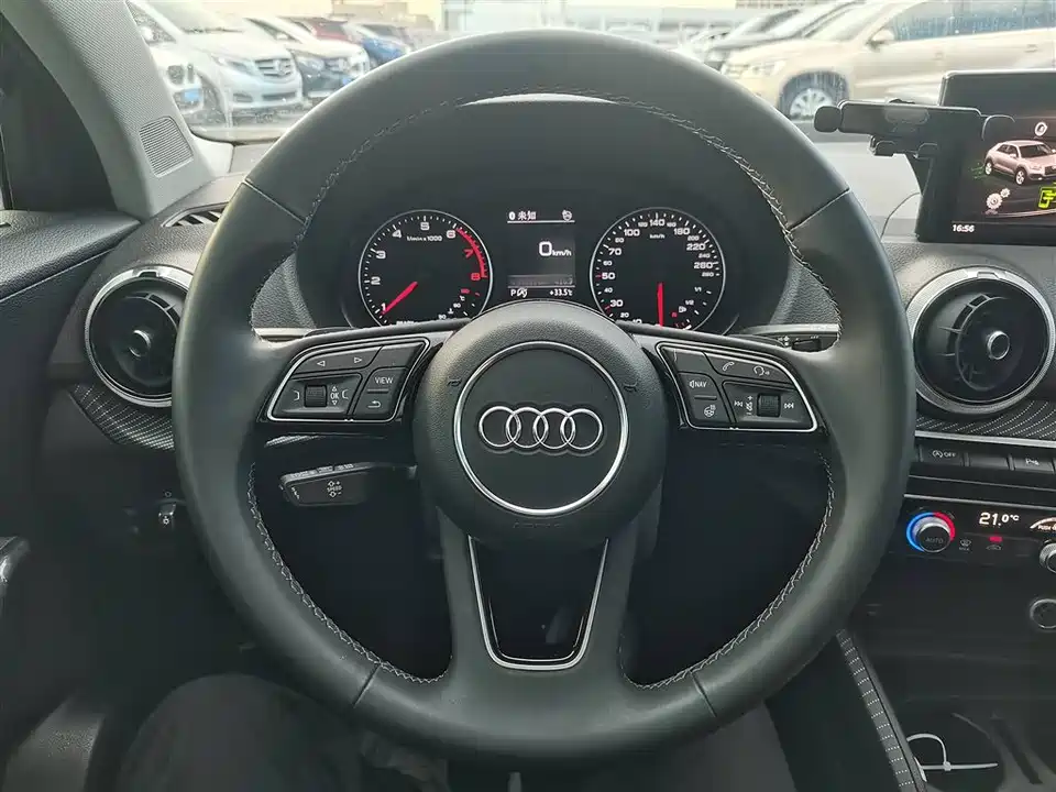 Audi Q2L