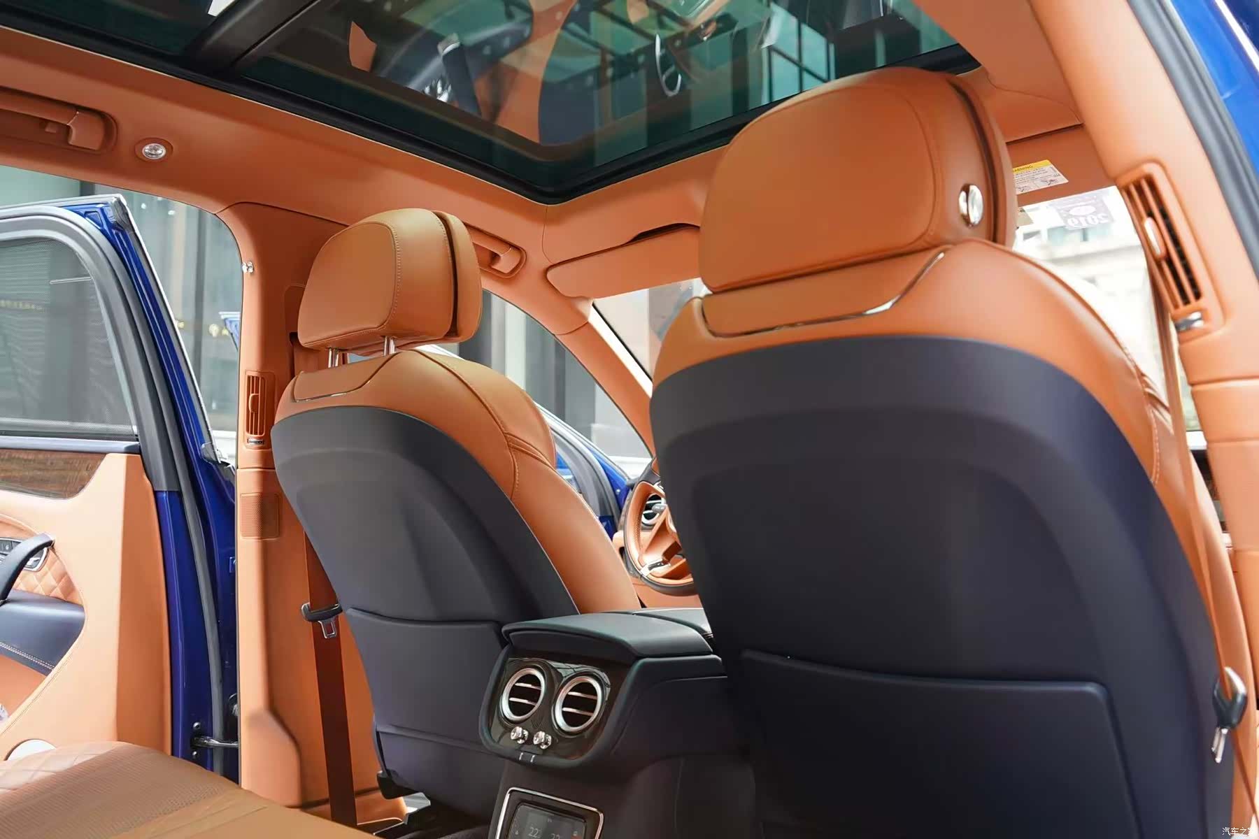Bentley Bentayga, 2017 10