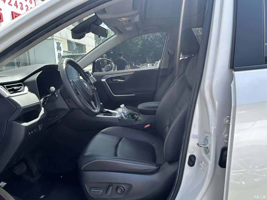Toyota RAV4, 2023 10