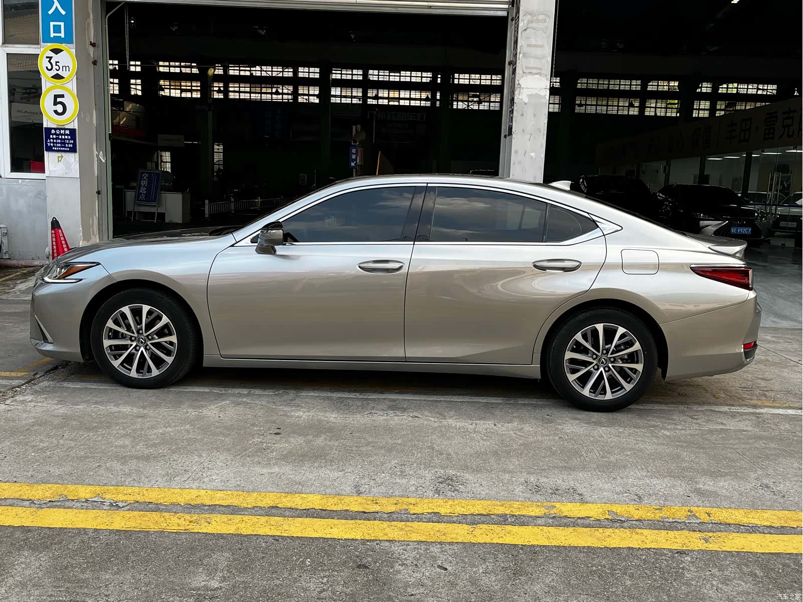Lexus ES, 2023 11