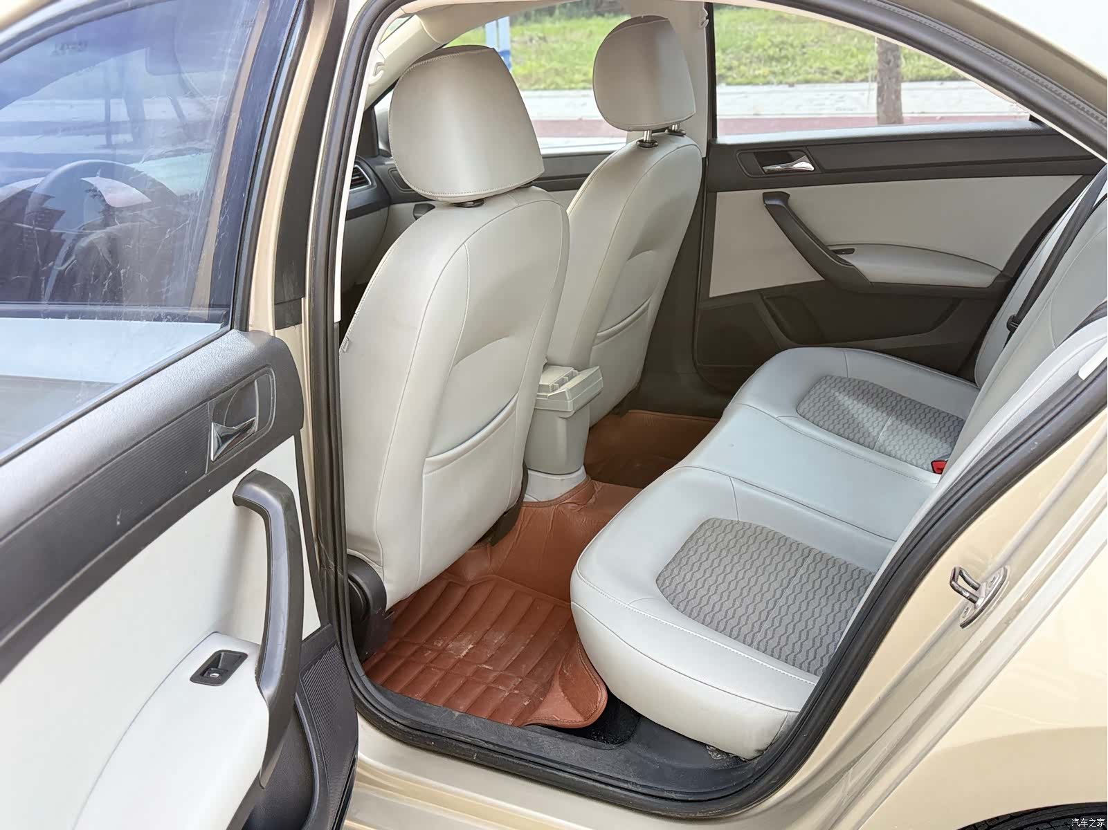 Skoda Rapid, 2014 8