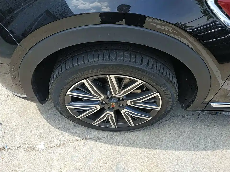 Hongqi HS5