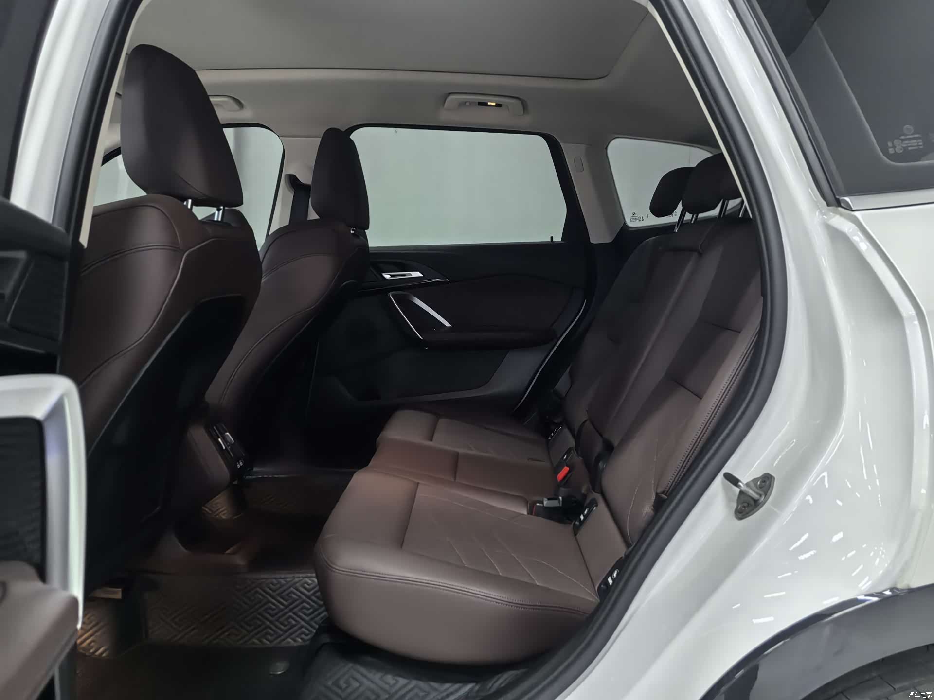 BMW X1, 2023 все фото