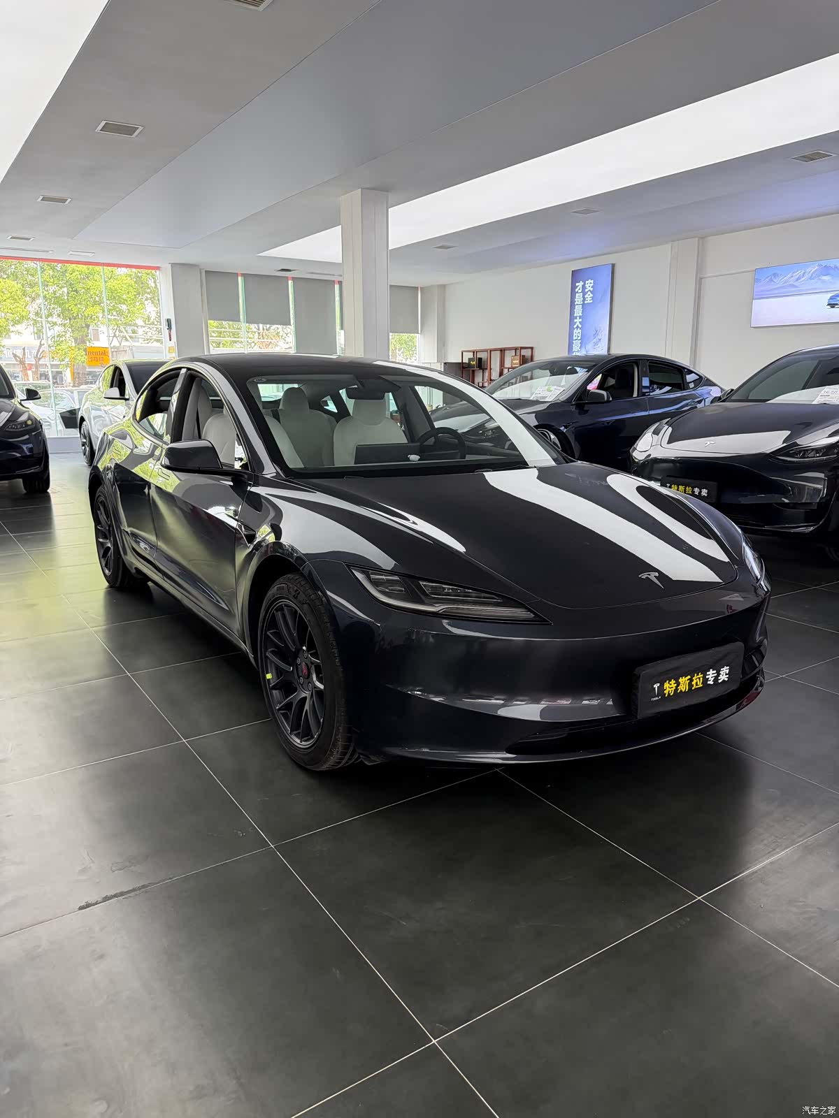 Tesla Model 3, 2025 3