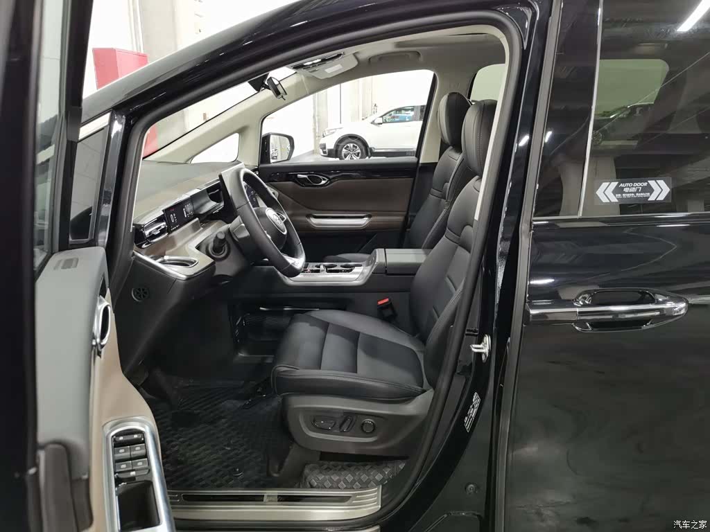 Trumpchi E8, 2025 10
