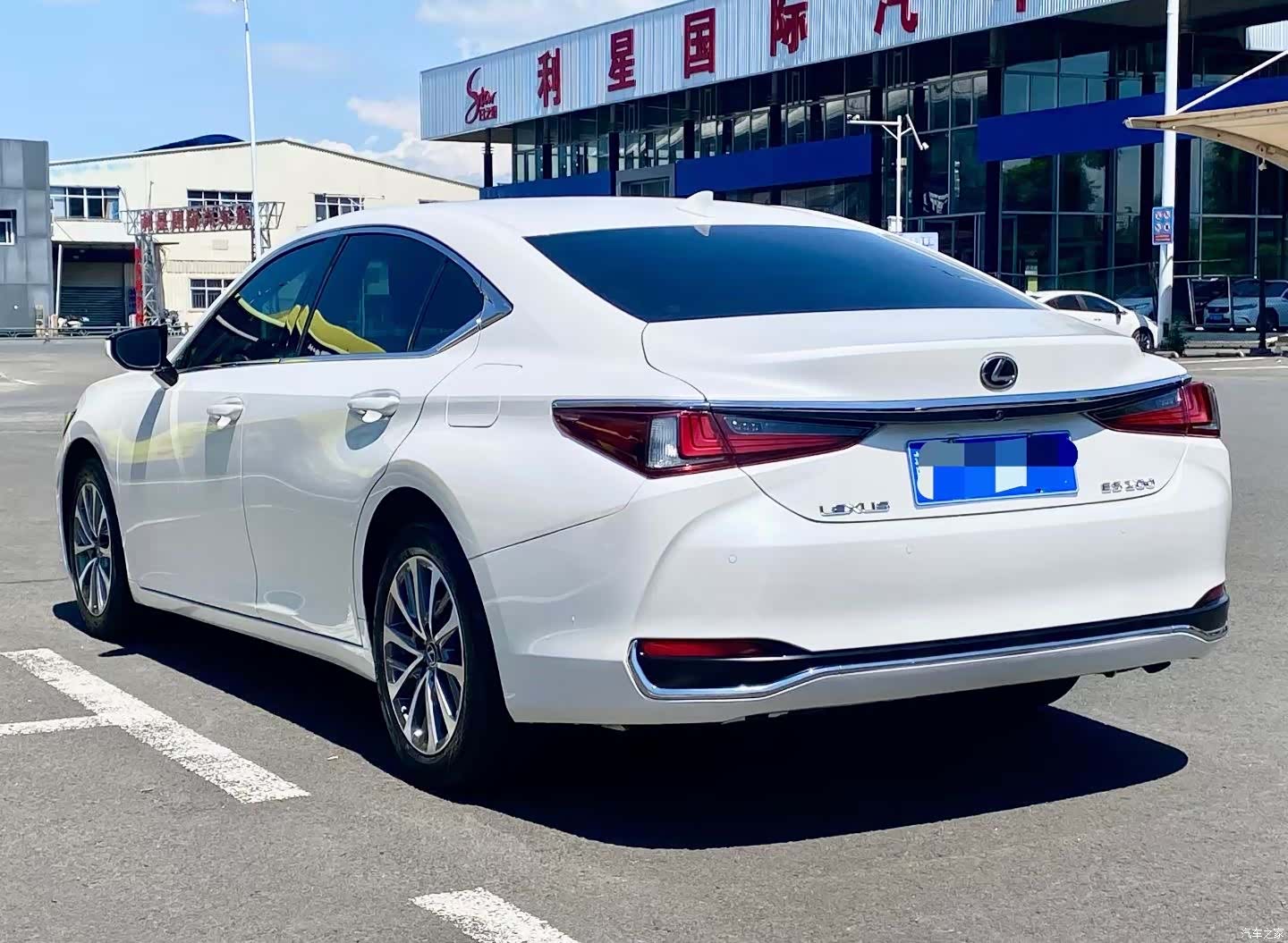 Lexus ES, 2023 4