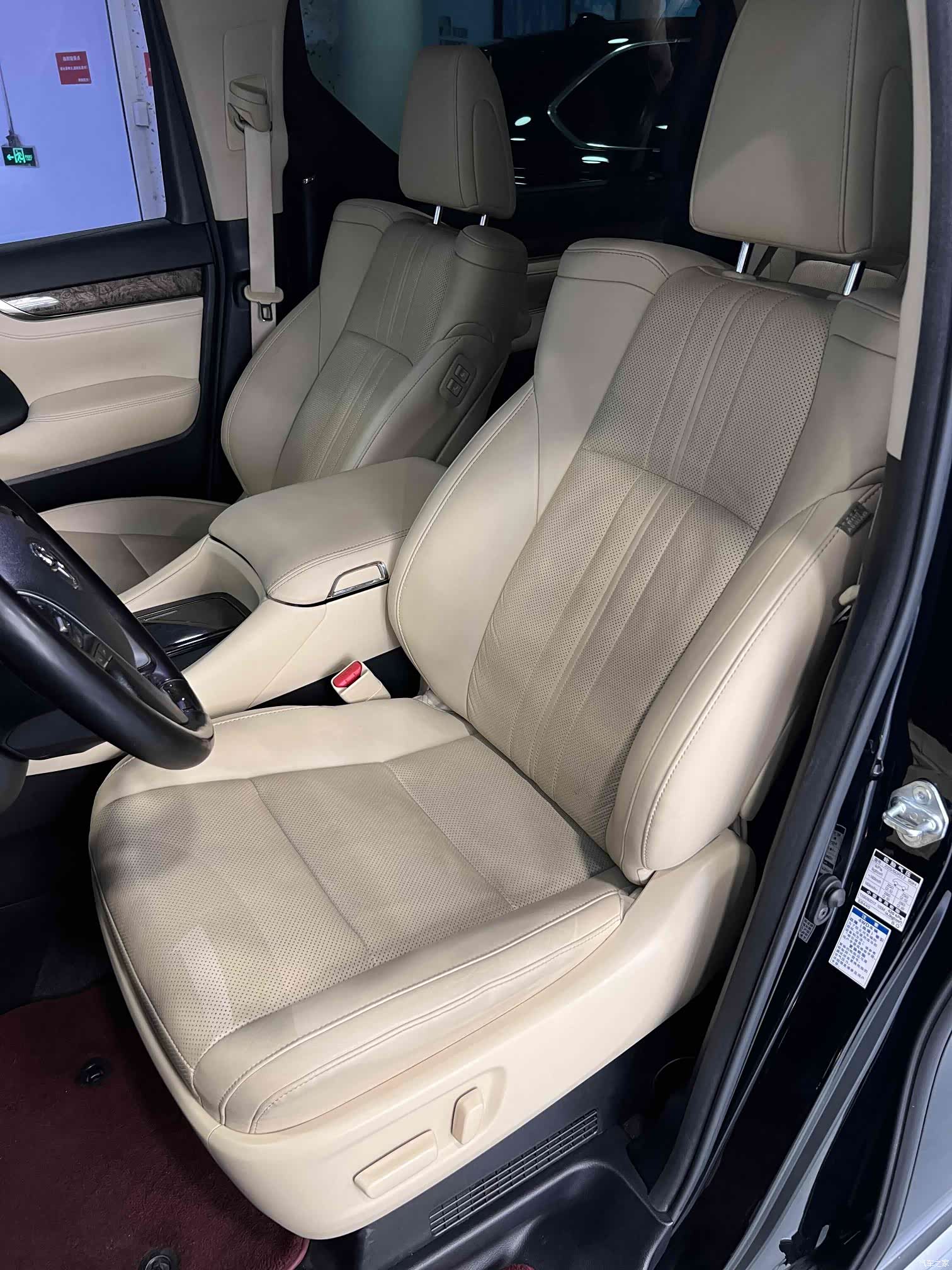 Toyota Alphard, 2022 3