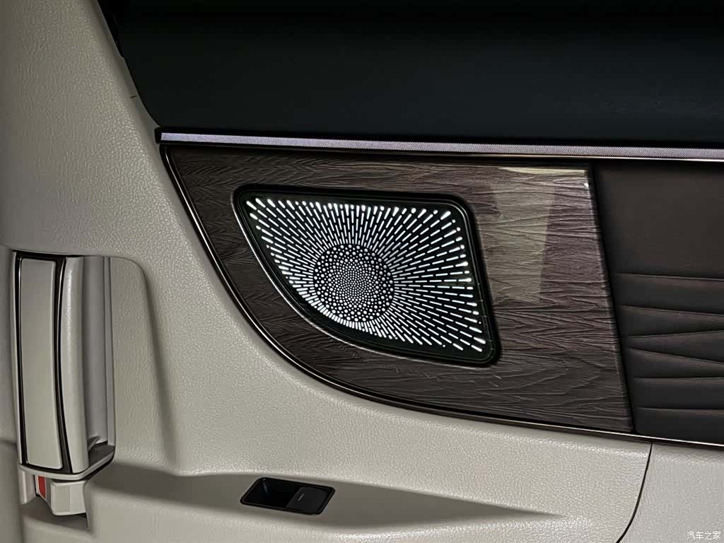 Toyota Alphard, 2025 11